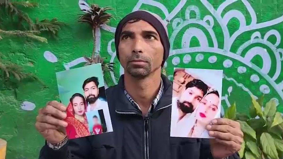 सहारनपुर में डीएम ऑफिस के बाहर धरने पर बैठा युवक. (Photo: Screengrab)