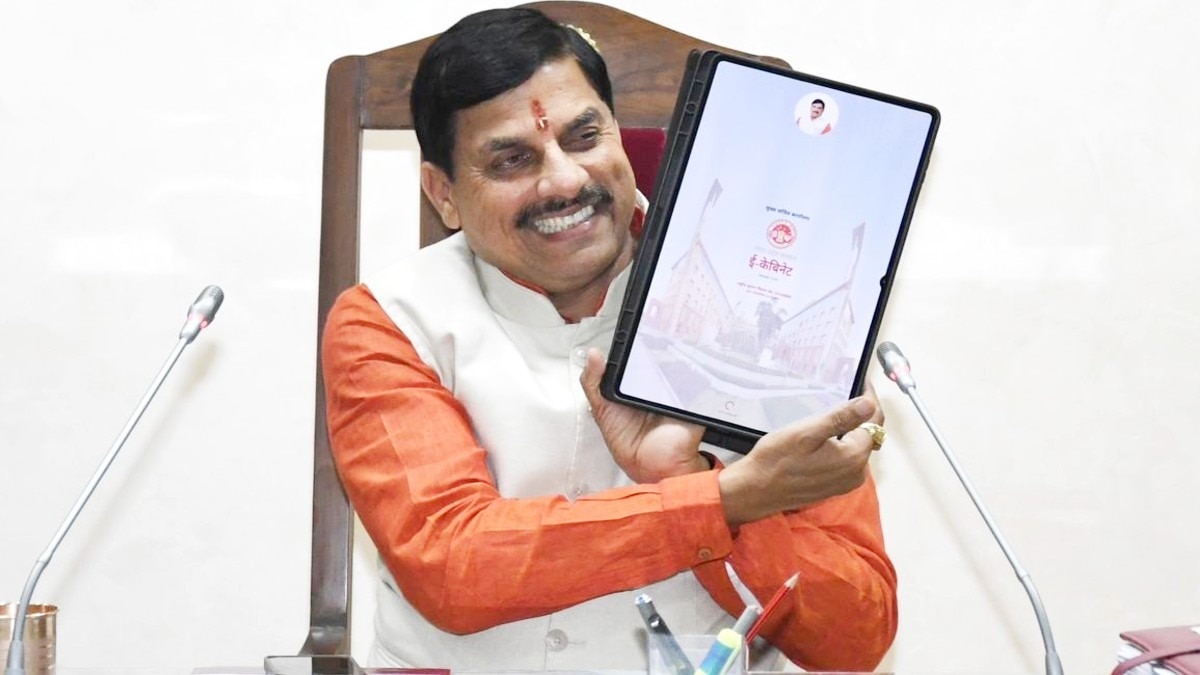 CM मोहन यादव ने मंत्रियों को दिए टैबलेट.(Photo:ITG)