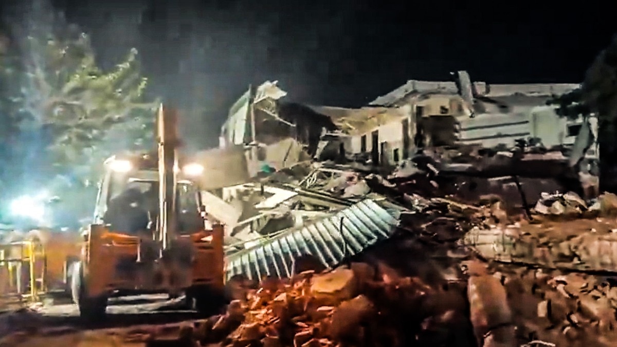 बुलडोजर कार्रवाई के दौरान स्थानीय लोगों ने विरोध किया.