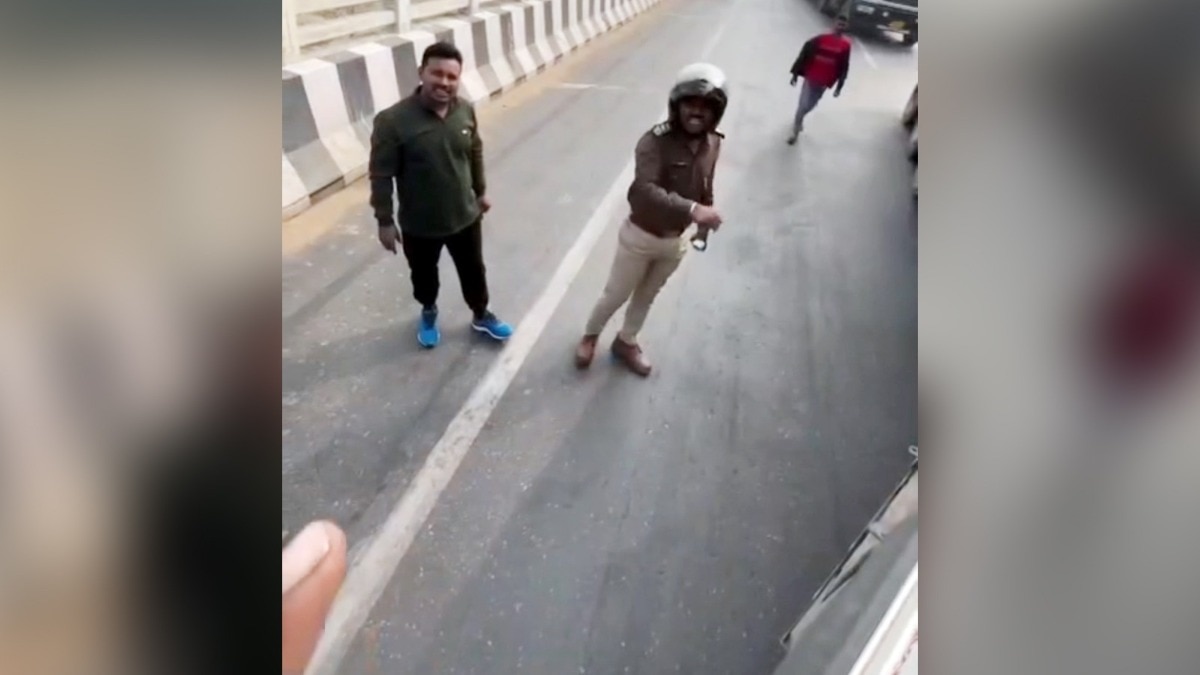 ट्रक रोकने पर ड्राइवर ने पुलिस वाले को कुचलने की धमकी दे डाली (Photo: Screengrab)