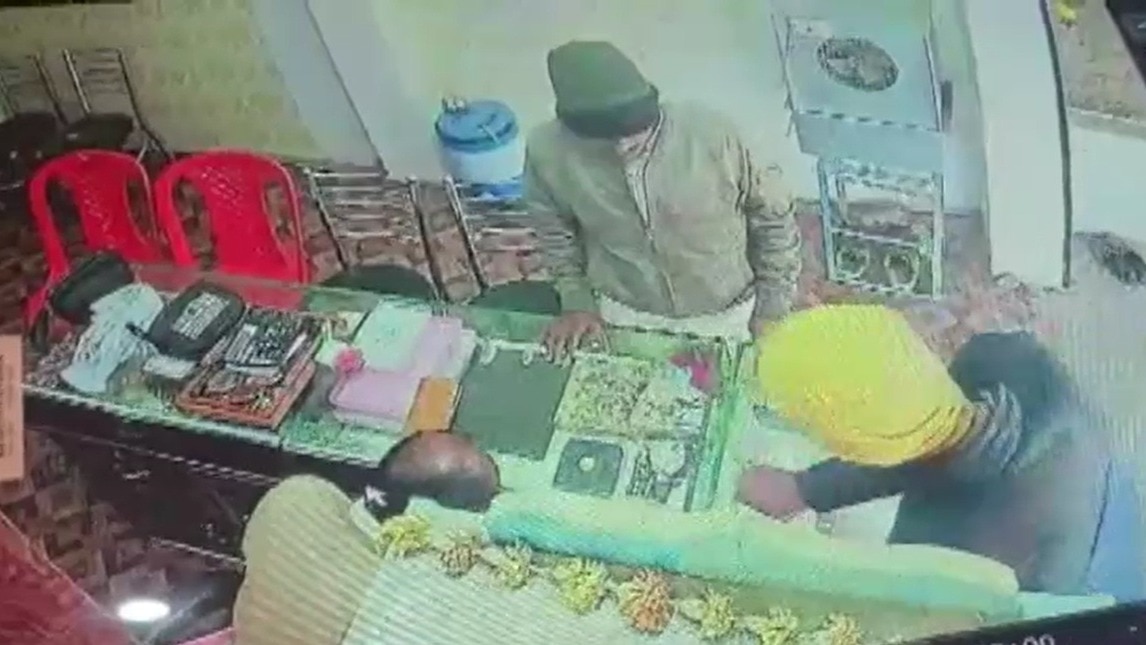 बांदा में बदमाशों ने लाखों का आभूषण लूटा. (Photo: Screengrab)
