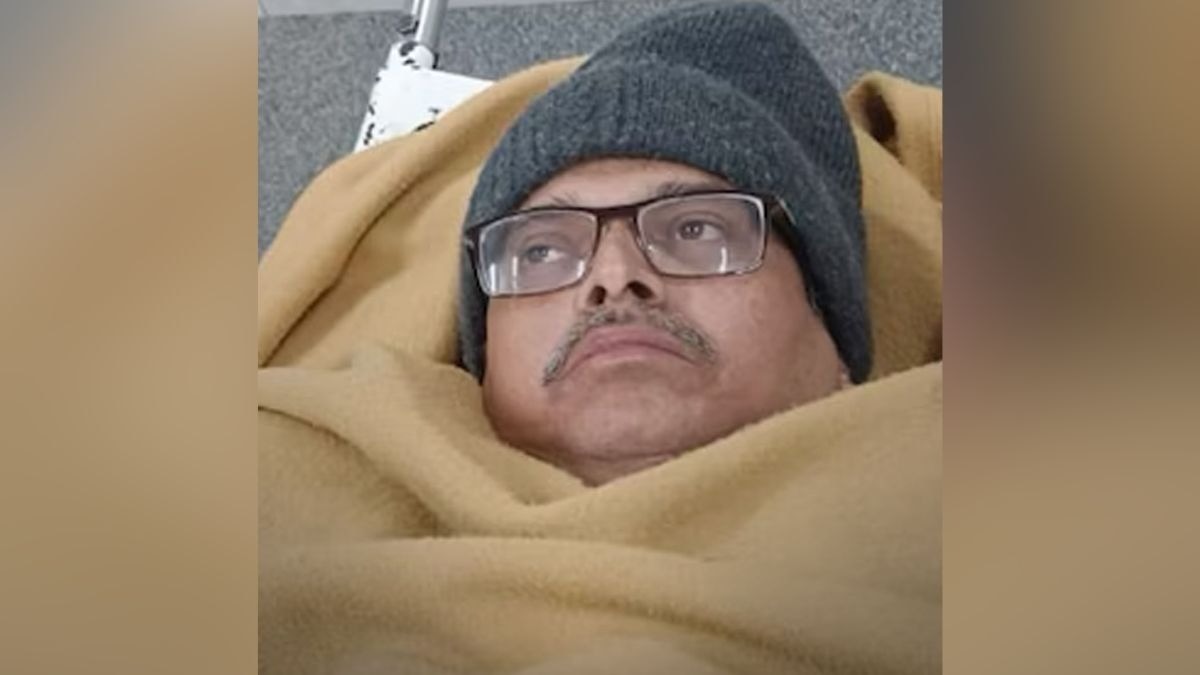 गोरखपुर के अस्पताल में भर्ती हैं पूर्व आईपीएस अमिताभ ठाकुर. (Photo: Screengrab)