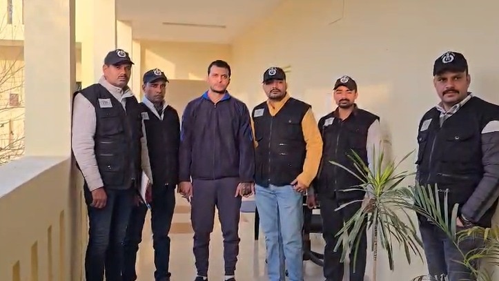 पुलिस की गिरफ्त में आरोपी.(Photo: Screengrab)