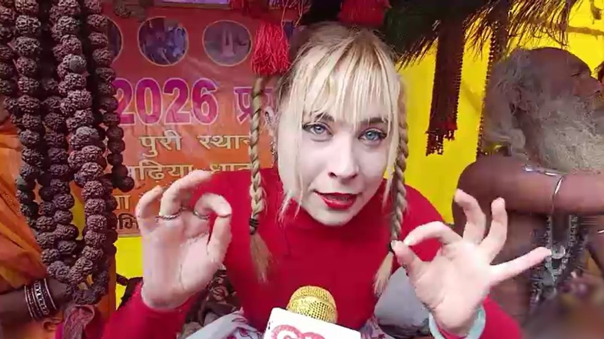 पिता संग प्रयागराज पहुंचीं इटली की लुक्रेजिया. (Photo: Screenrab)