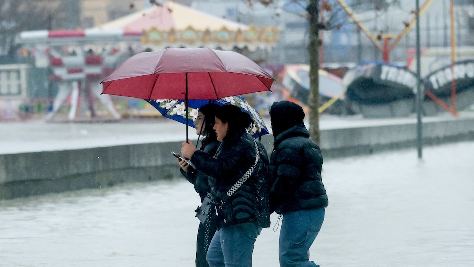 मौसम का अलर्ट: 9 से 11 जनवरी तक कई राज्यों में भारी बारिश की चेतावनी मौसम का अलर्ट: 9 से 11 जनवरी तक कई राज्यों में भारी बारिश की चेतावनी