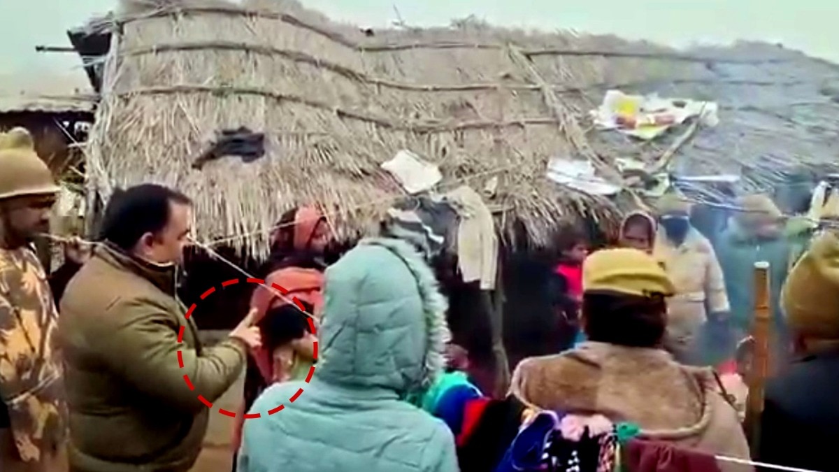 महिलाओं से अभद्रता करते सीओ (Photo: Screengrab)