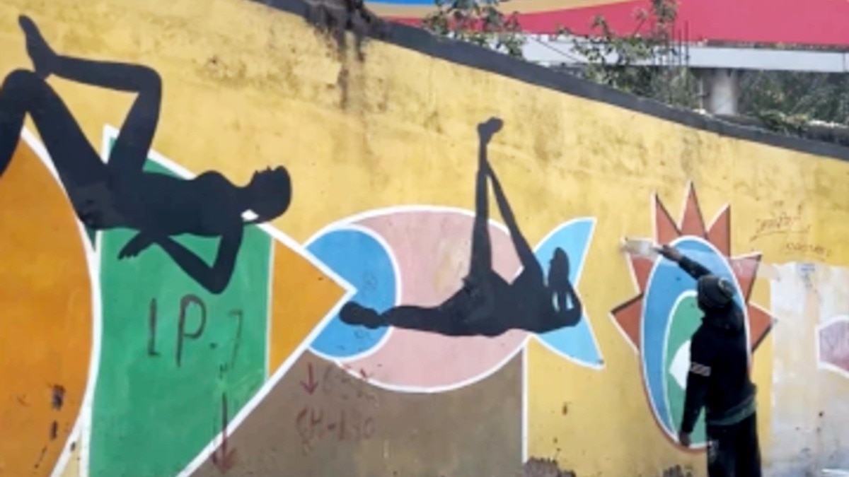 छात्रा के वीडियो के बाद ग्वालियर की दीवारों से मिटी अश्लीलता.(Photo:ITG) 