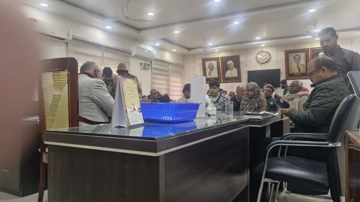 कानपुर कलेक्टर के सामने महिला ने लगाई गुहार. (Photo: ITG)