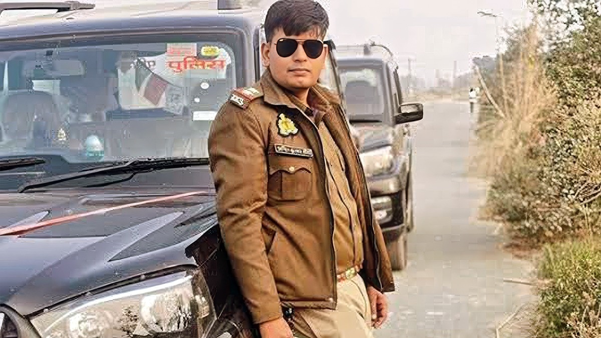 गैंगरेप का आरोपी दारोगा, उसकी इसी कार में लड़की के साथ दरिंदगी की गई (Photo ITG)