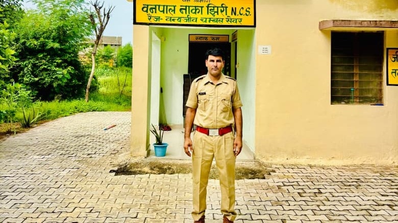 वन रक्षक जीतेन्द्र सिंह शेखावत.(Photo: Umesh Mishra/ITG)