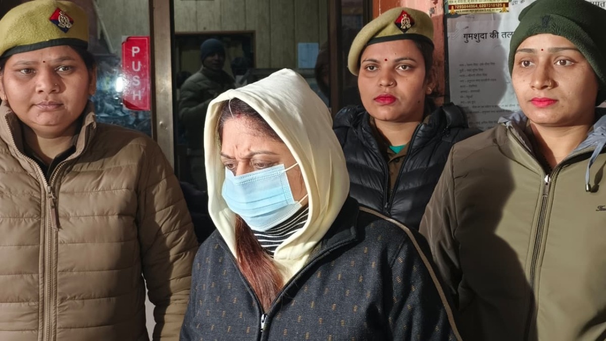 पुलिस की गिरफ्त में रिचा भार्गव उर्फ 'बबली'.(Photo: Roshan Jaiswal/ITG)