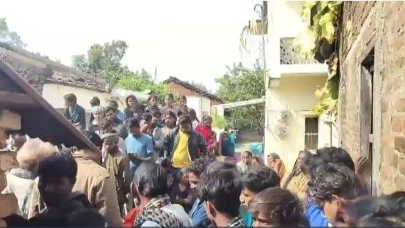 पति-पत्नी और दो साल की बच्ची फंदे से लटकी मिली (Photo: Screengrab)