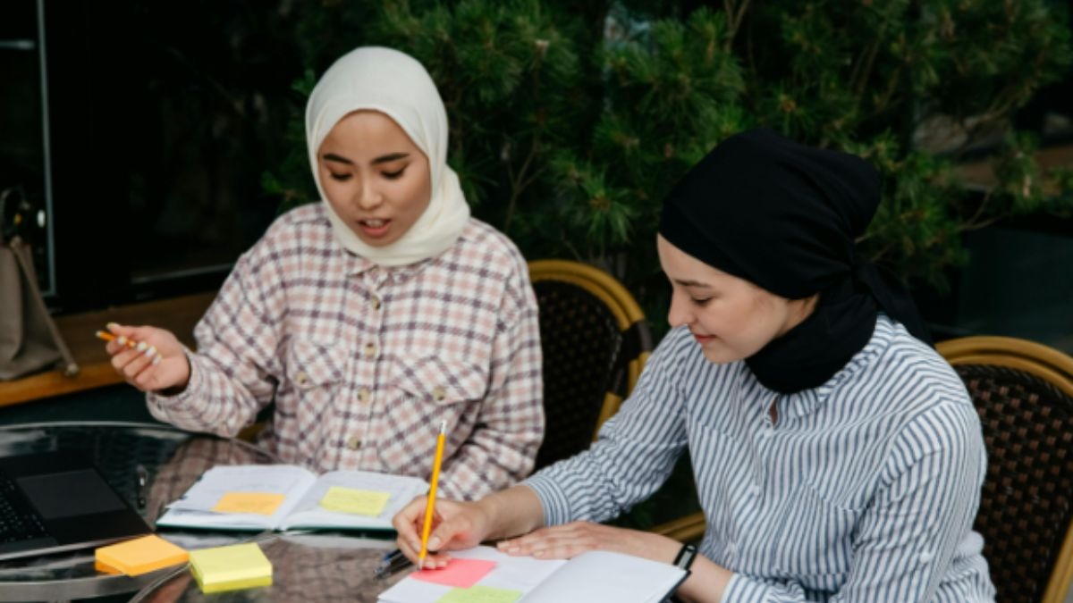  UAE ने ब्रिटेन में पढ़ने वाले नागरिकों की फंडिंग में की कटौती. (Photo: Pexels)