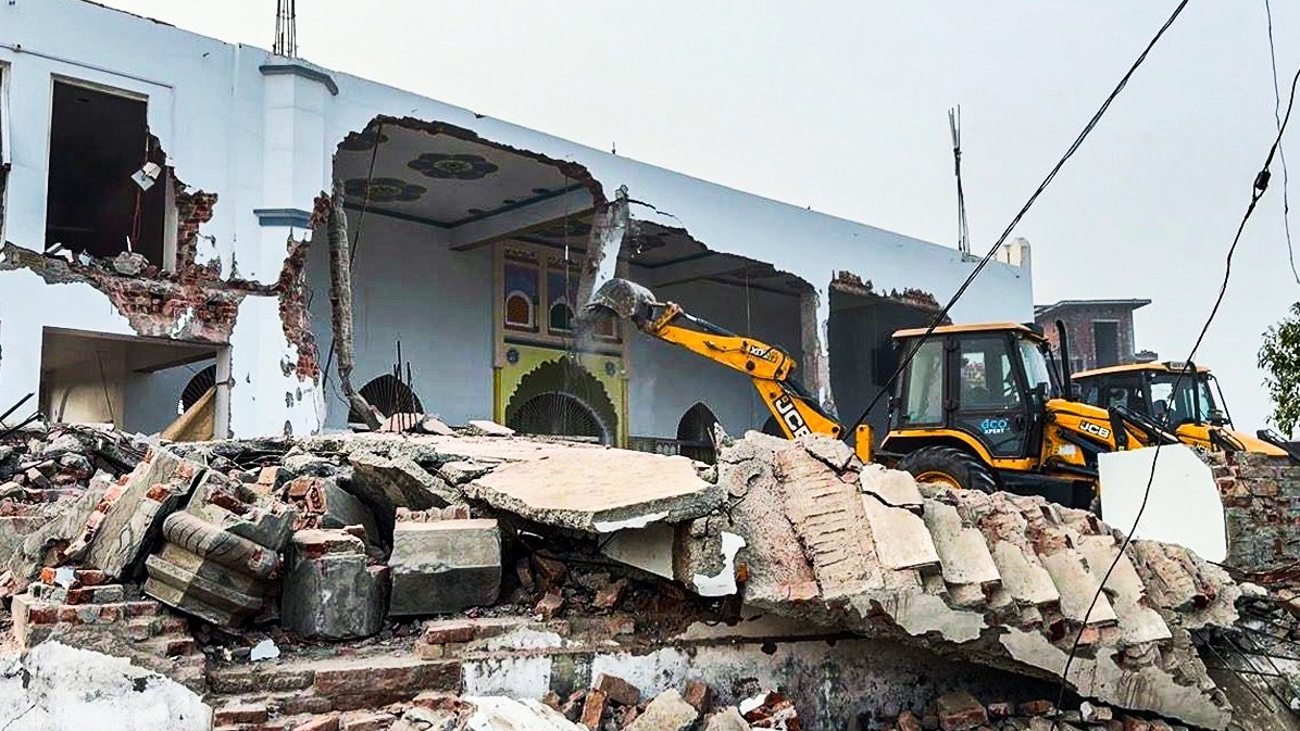 सरकारी जमीन पर बने मस्जिद और मदरसों पर प्रशासन ने बुलडोजर चलवा दिया (Photo: ITG)