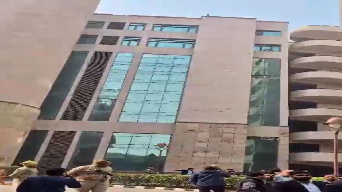 बिल्डिंग से कूदकर कर्मचारी ने की खुदकुशी. (Photo: Screengrab)