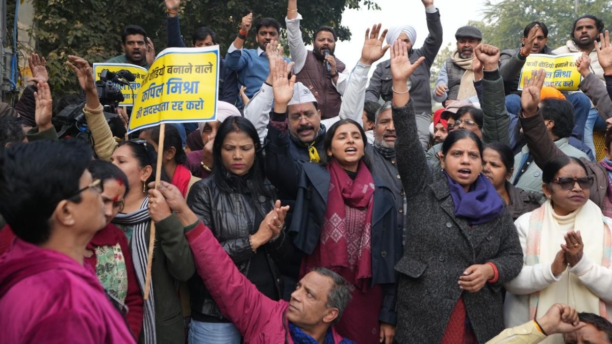 aap-protest-delhi-assembly-kapil-mishra