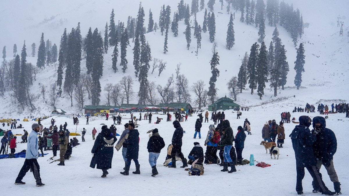 गुलमर्ग की बर्फीली ढलानों पर स्कीइंग का रोमांच (Photo: PTI)