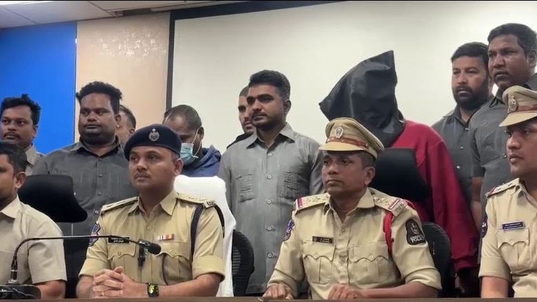 पकड़े गए विदेशी तस्कर (Photo: Screengrab)