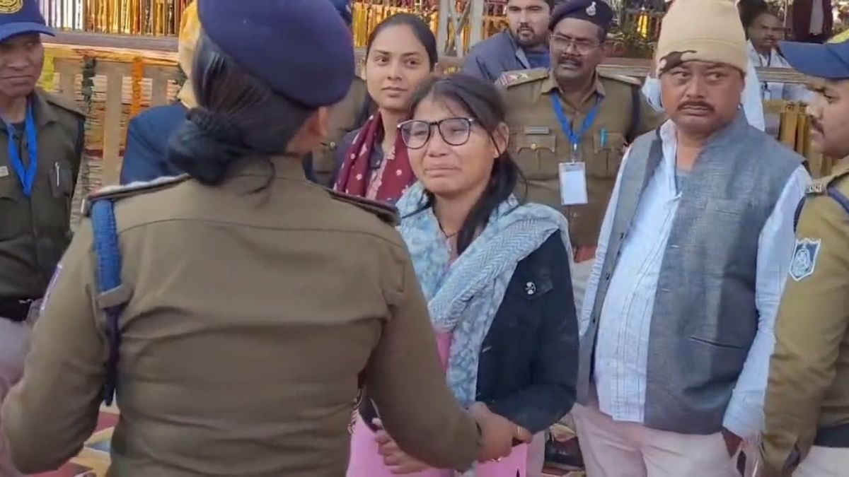 फरियाद सीएम तक नहीं पहुंची तो रो पड़ी छात्रा. (Photo: ITG)