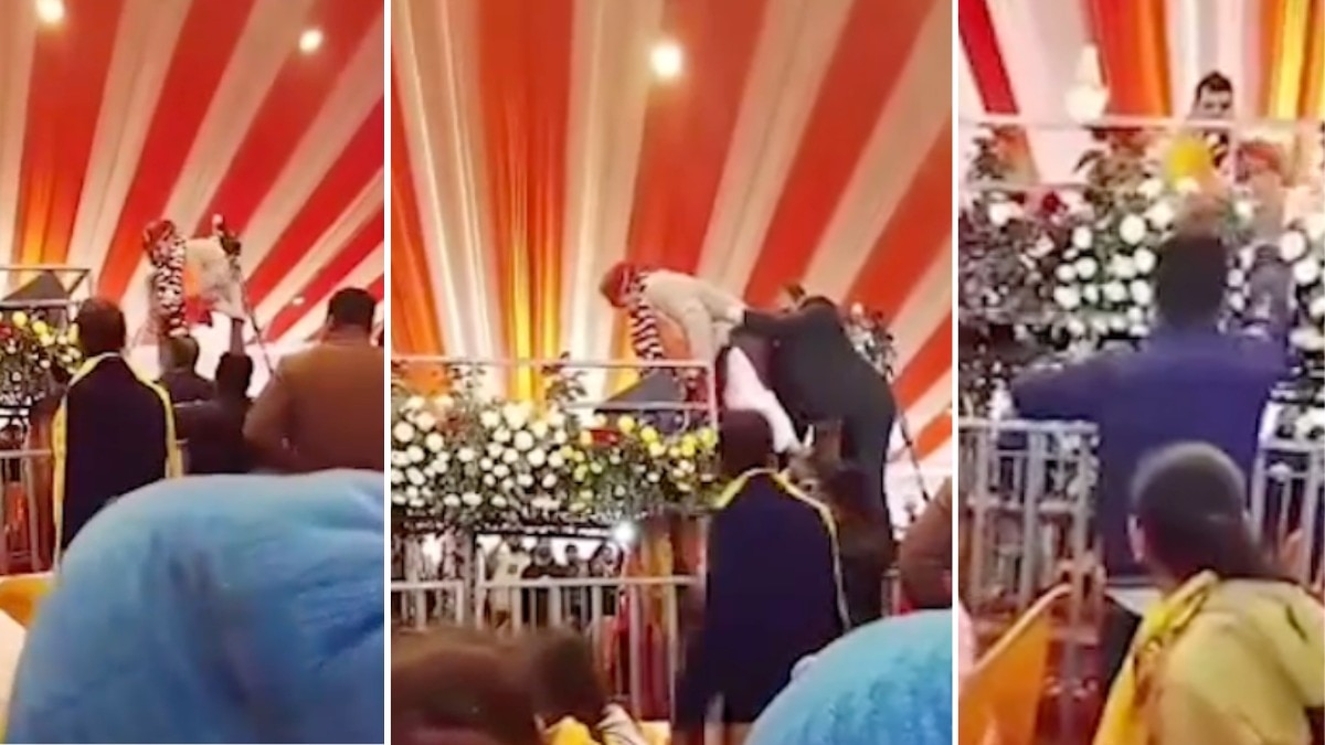 मंच की रेलिंग और साउंड बॉक्स में उलझकर गिरे बृजभूषण शरण सिंह (Photo: ITG/ Anchal Shrivastava)