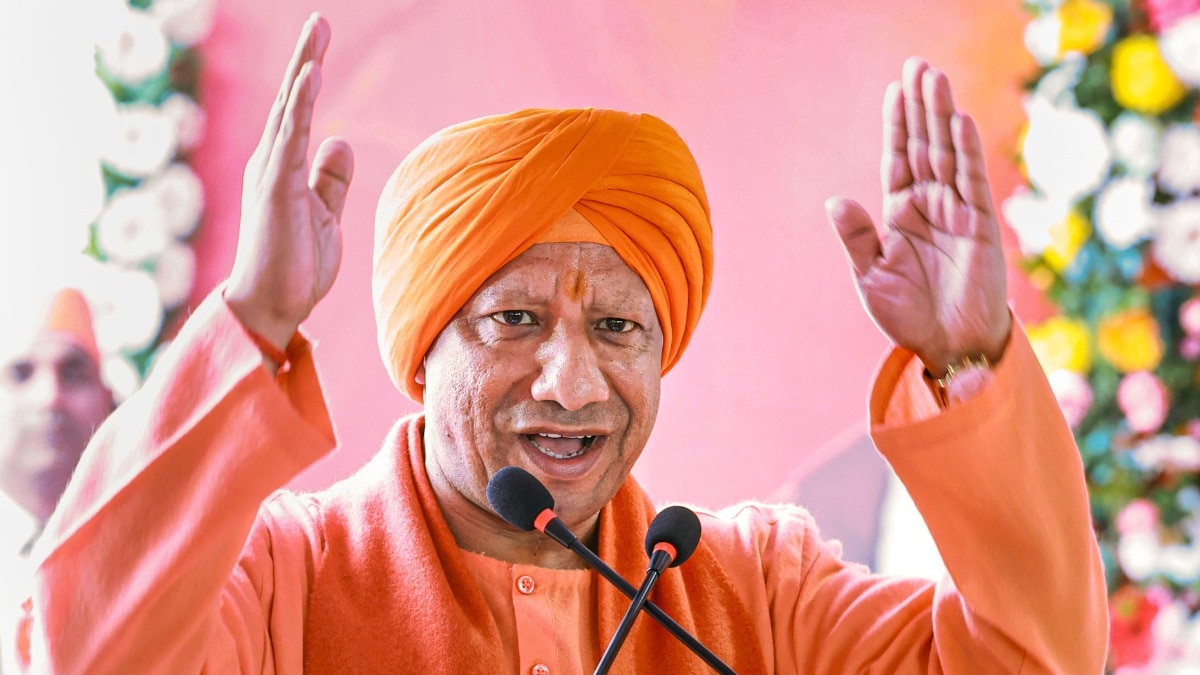 सीएम योगी ने कहा कि पूरी दुनिया में अपने आप लहराएगा सनातन का परचम (Photo: PTI)