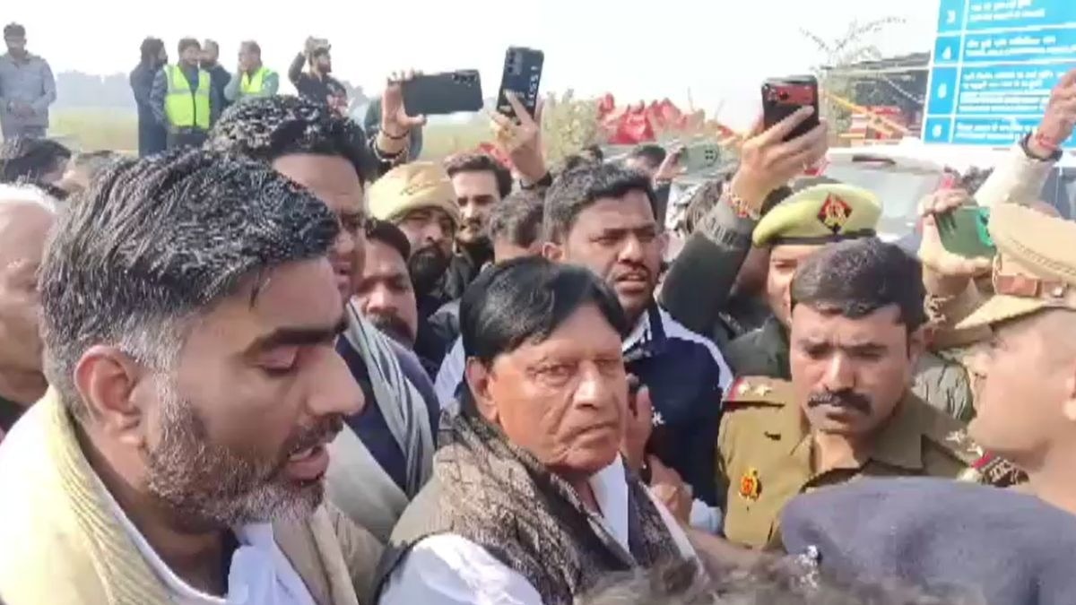 सपा नेता रामजीलाल सुमन और अतुल प्रधान को पुलिस ने रोका. (Photo: Screengrab)