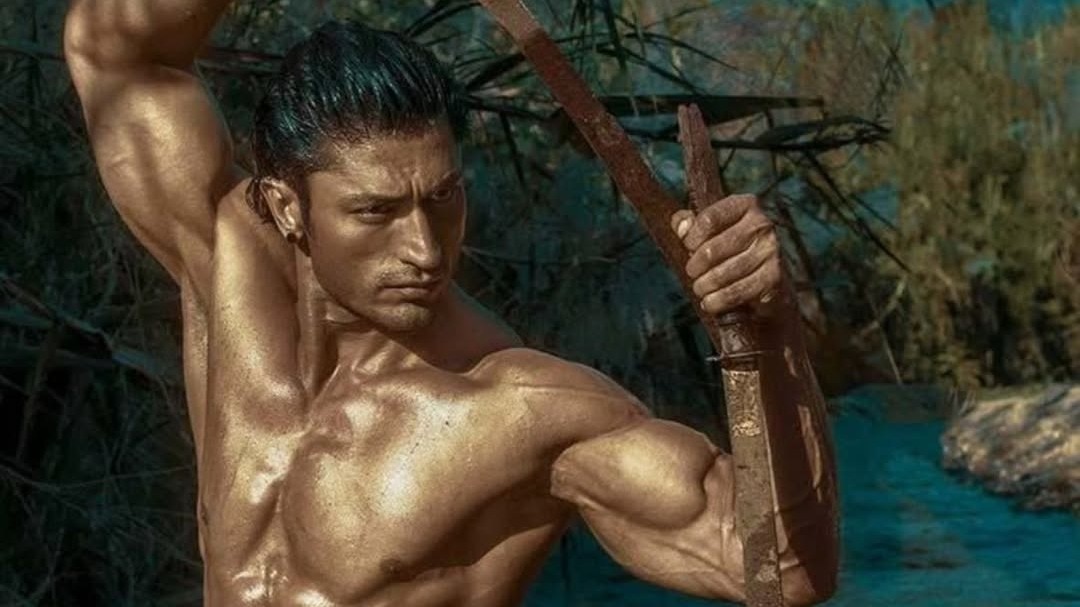vidyut jammwal naked climbs tree