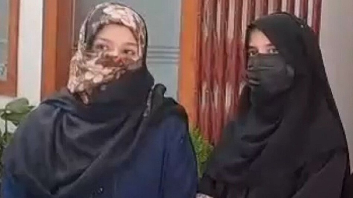 बुर्का में नहीं मिलेगी एंट्री. File Photo ITG