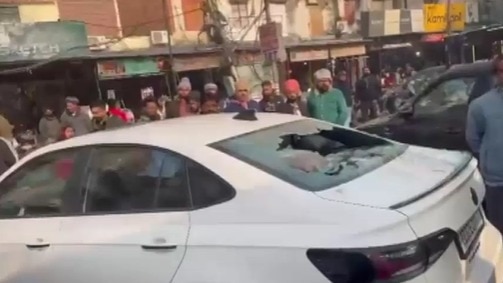 अमृतसर की IDH मार्केट में गुंडों का कहर, कारें तोड़ीं, दुकानदारों ने बाजार बंद कर किया सड़क जाम