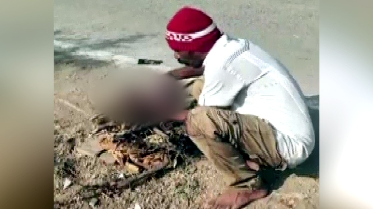 नवजात का पिता ने सड़क किनारे किया अंतिम संस्कार. (Photo: Screengrab)