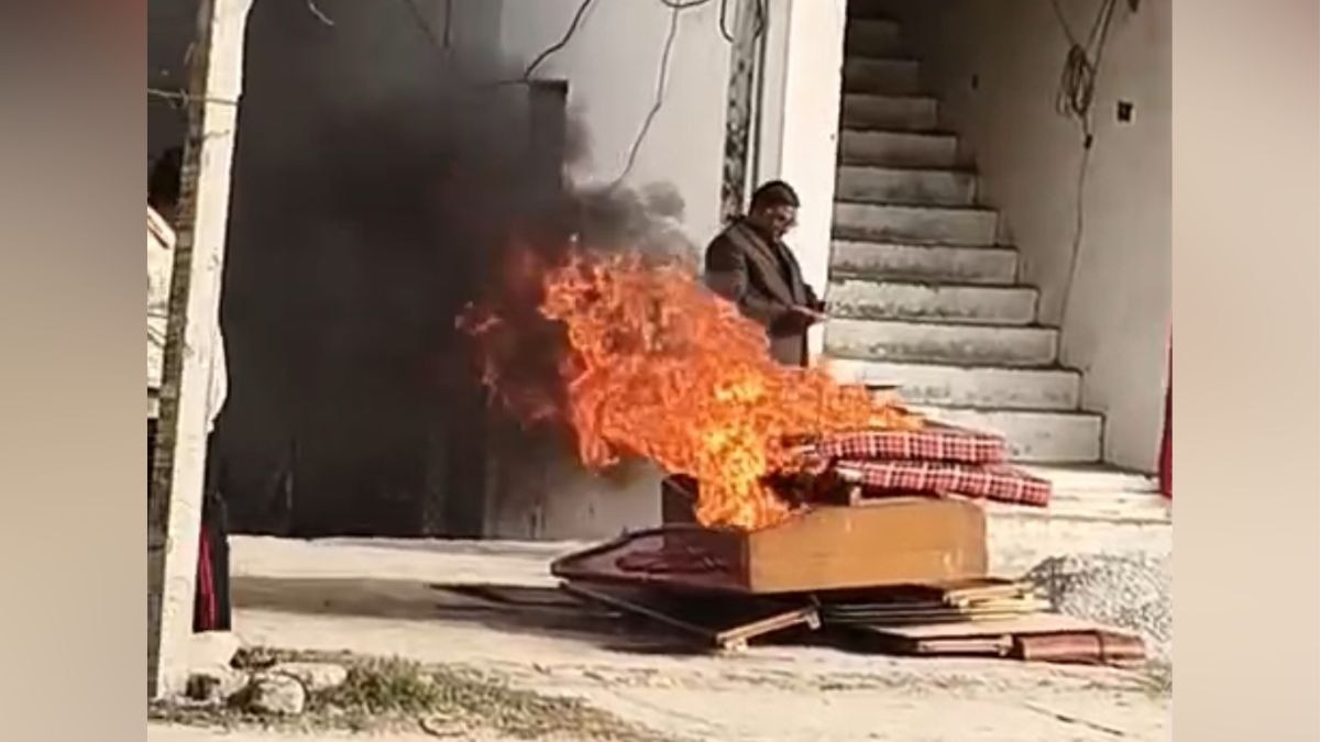 पत्नी से झगड़े के बाद पेट्रोल पंप मालिक ने जला दिया घरेलू सामान. (Photo: ITG)