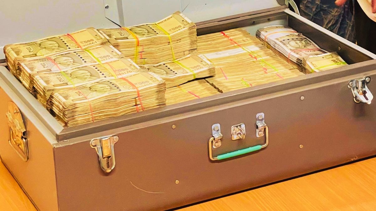 बॉक्स में मिले 98 लाख रुपये कैश. (Photo: ITG)