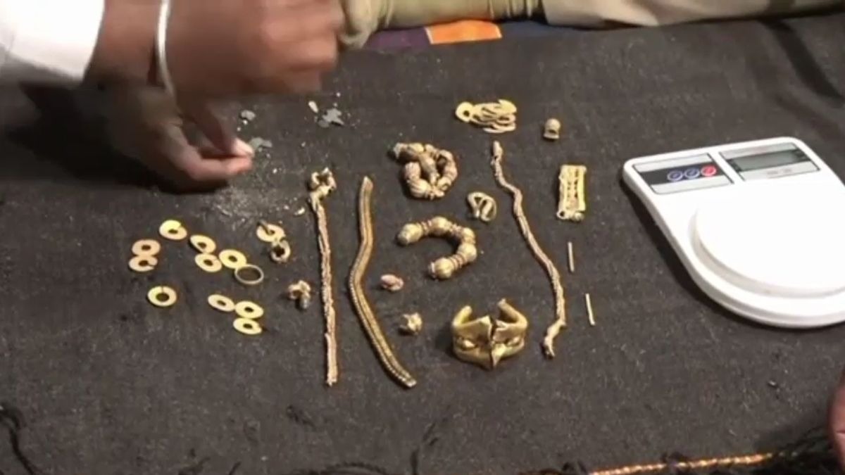 मकान की नींव खोदते समय निकला सोना. (Photo: ITG)