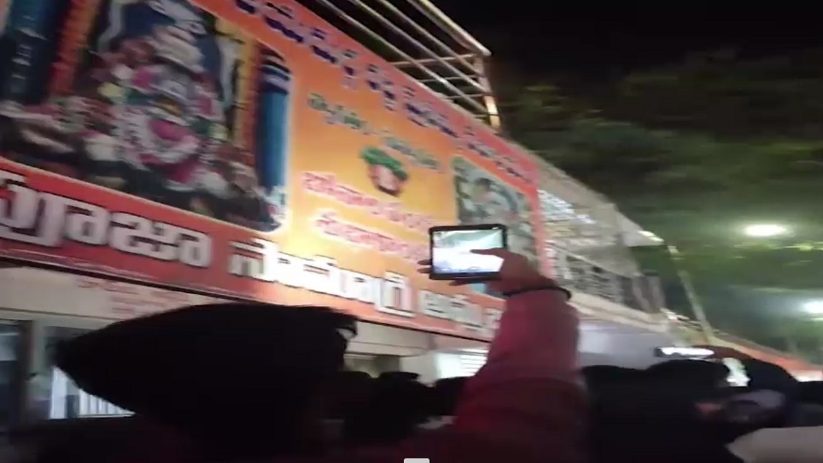मंदिर के बाहर भीड़ जमा होने पर पुलिस ने दखल दिया और आरोपी को गिरफ्तार कर लिया. Photo Screengrab