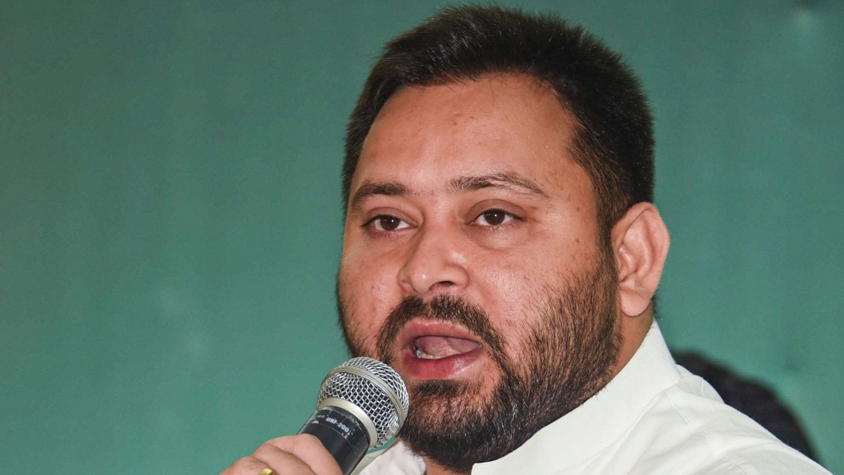 पटना पहुंचते ही एनडीए पर भड़के तेजस्वी यादव (Photo: PTI)