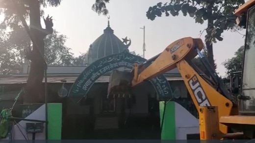 सरकारी बंजर भूमि पर बनी मजार गिराई गई.(Photo: Screengrab)