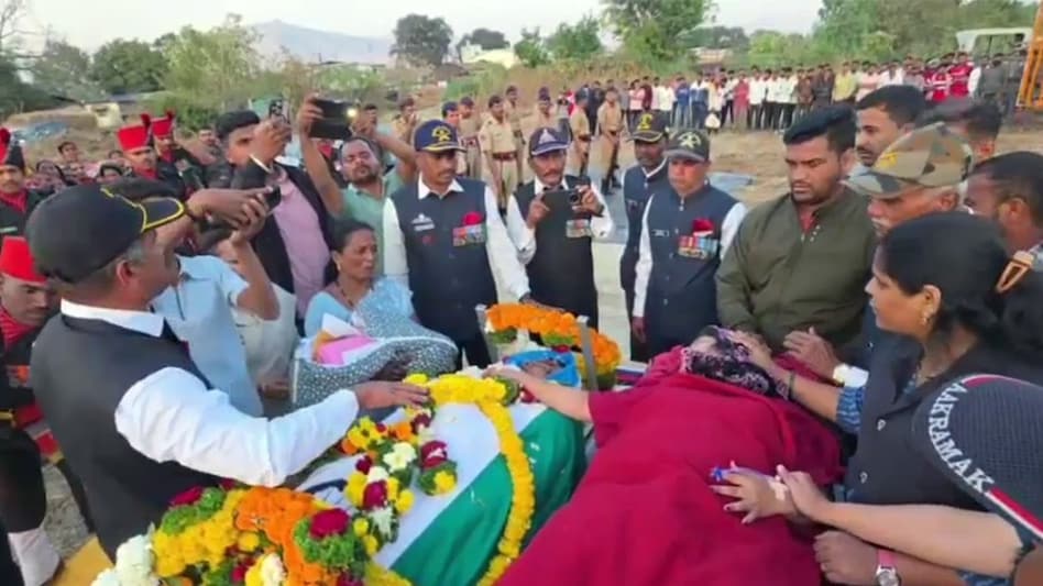 बेटी ने आंखें खोलीं, पिता ने दुनिया छोड़ी... जन्म की किलकारी और तिरंगे में विदाई ने सबको रुला दिया - daughter open her eye father left world Soldier dies in Satara viral