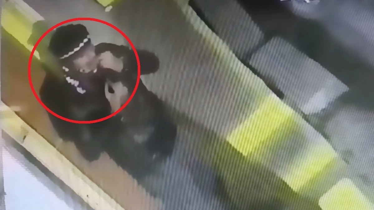 गुटखा खाने के चक्कर में बेनकाब हुआ नकाबपोश चोर.(Photo:Screengrab)