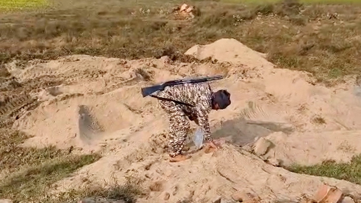 चंबल में वन विभाग की टीम से डंपर छुड़ा ले गए हमलावर.(Photo:ITG)