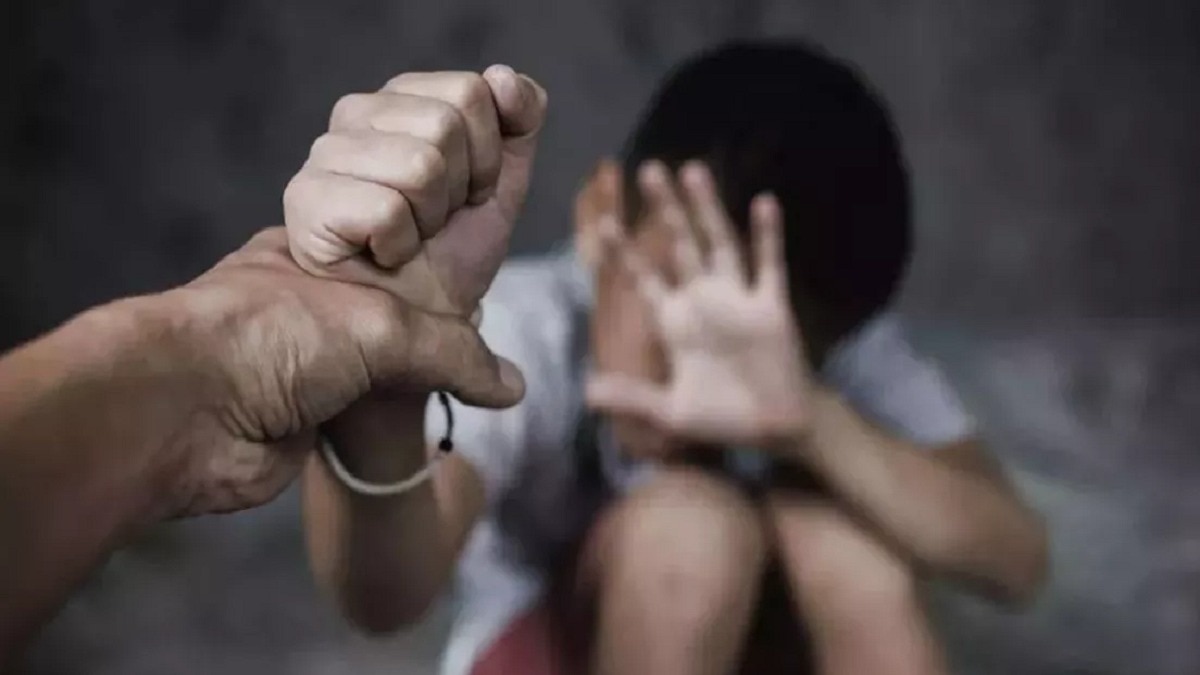 महिला ने बच्चे को बेरहमी से पीटा. (Photo: Representational) 