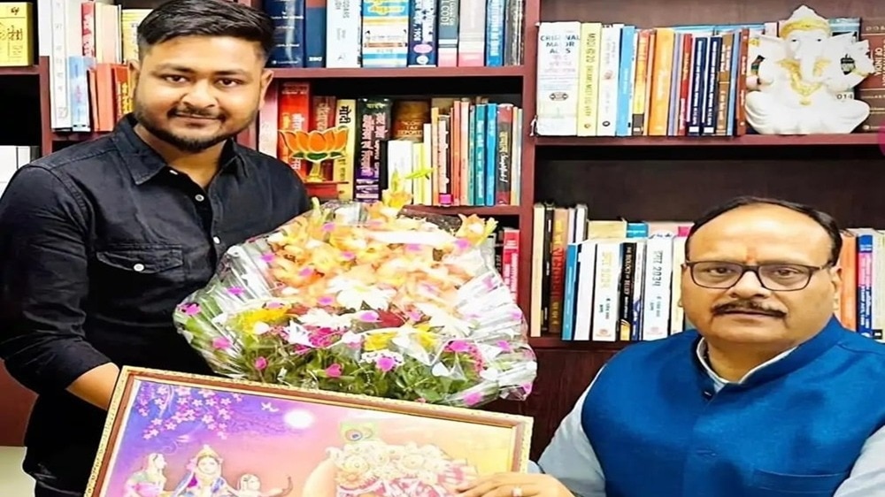 यूपी के उपमुख्यमंत्री ब्रजेश पाठक के साथ भाजयुमो के बिछिया ब्लॉक से मंडल महामंत्री हैप्पी राजपूत. (File Photo: Ashish Srivastava/ITG)