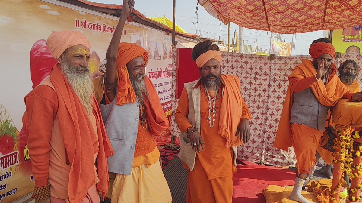 ये साधु माघ मेले में आकर्षण का केंद्र बने हुए हैं. (Photo: ITG)