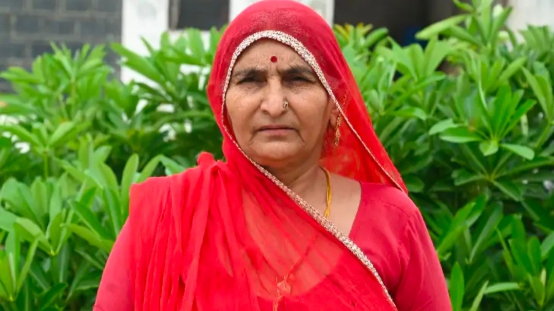  A car ran over an elderly woman