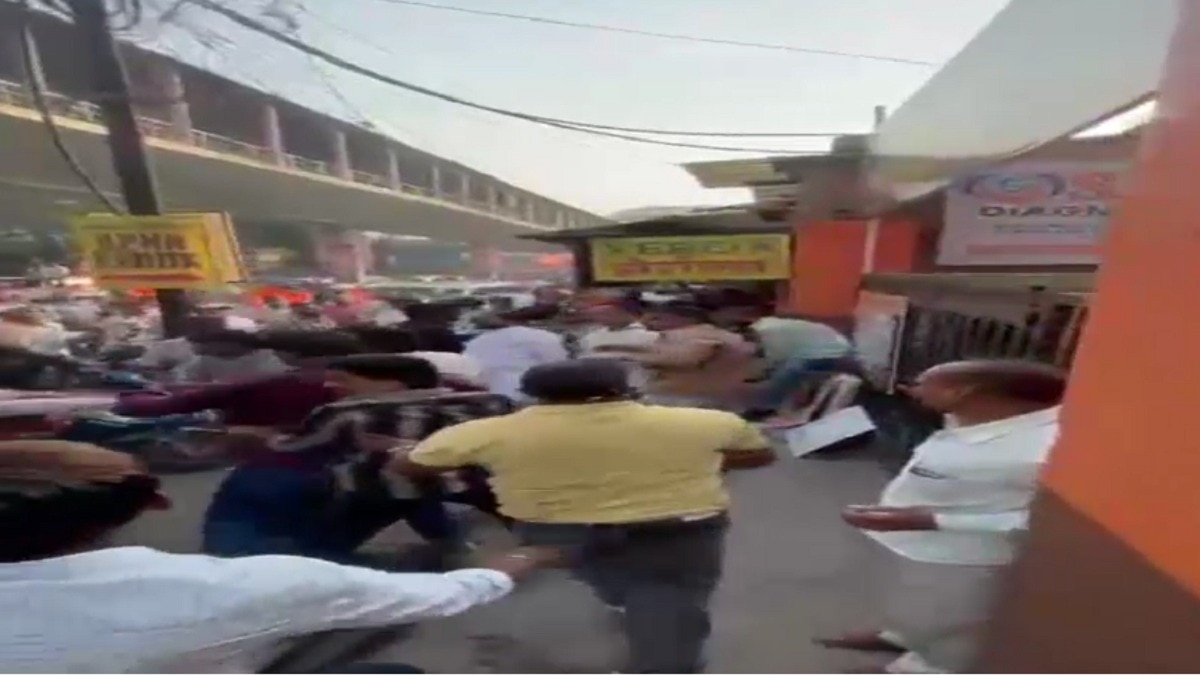 दोनों पार्टियों के कार्यकर्ता सचमुच एक-दूसरे पर गिरते-पड़ते दिखे. (Photo: Screengrab)