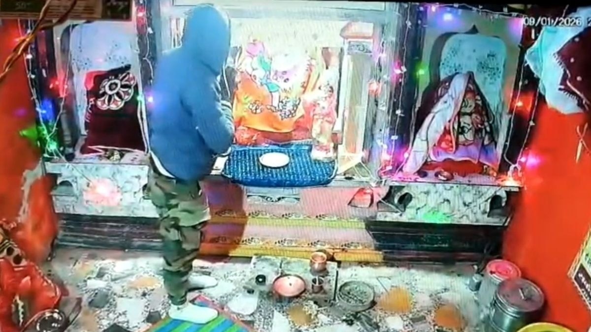 मंदिर में चोरी के बाद चोर ने जोड़े हाथ. (Photo: Screengrab)