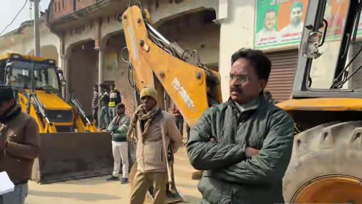 सरकारी जमीन से अतिक्रमण हटाने की कार्रवाई शुरू. (Photo: ITG)