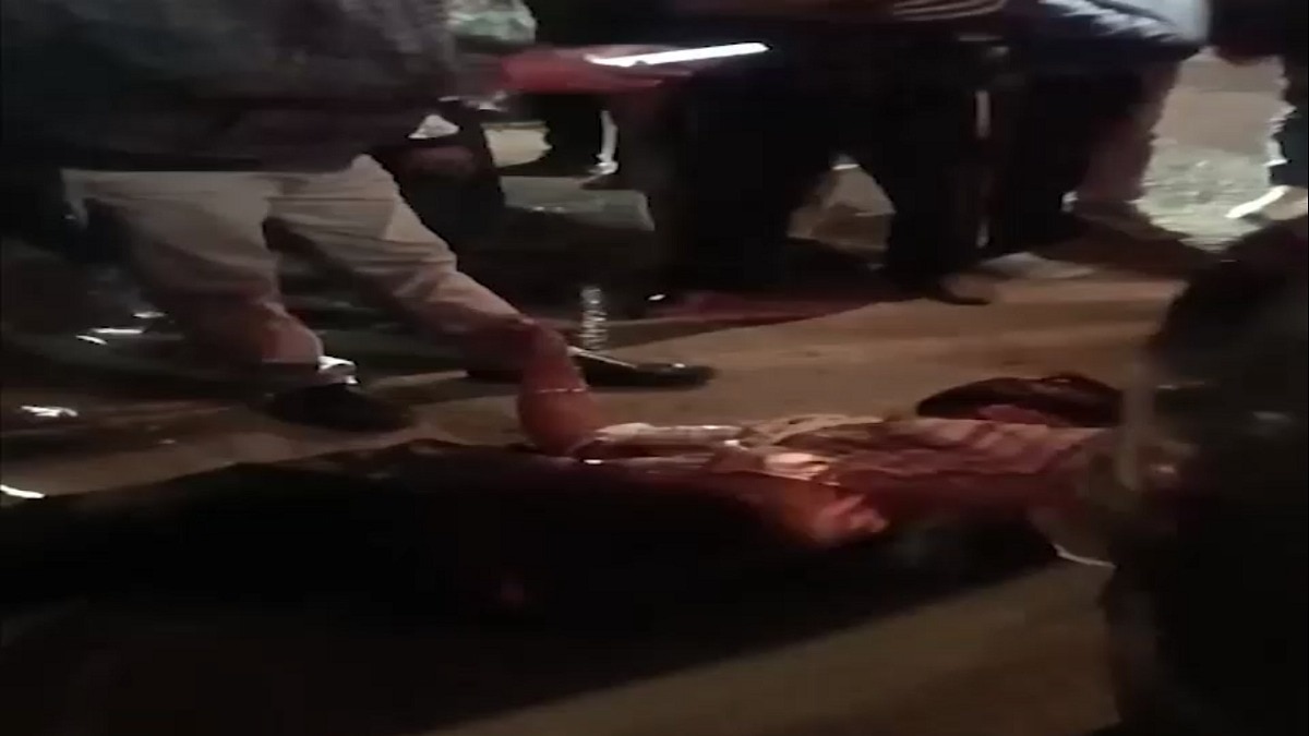 तमंचे की बट और डंडों से हमला किया गया. (Photo: Screengrab)