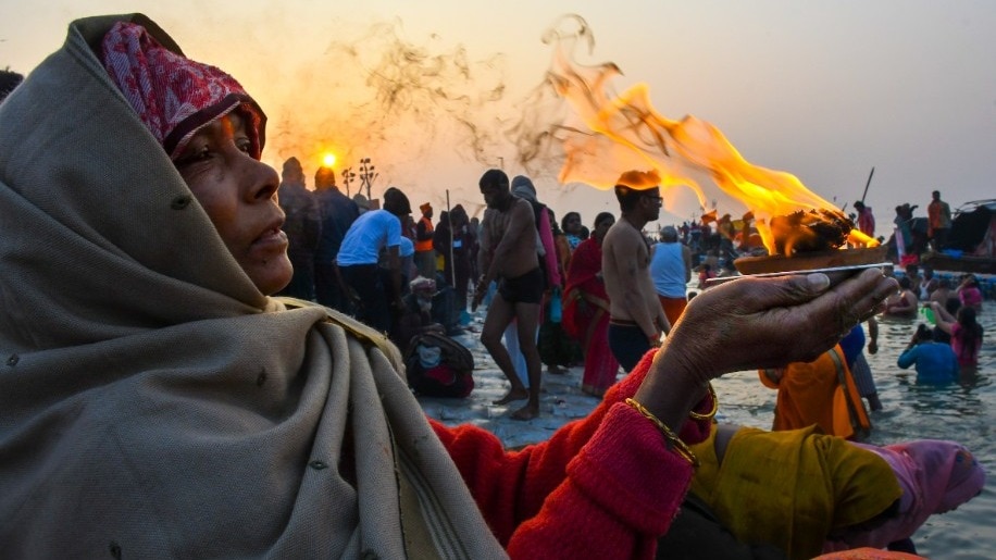 प्रयागराज में मकर संक्रांति के मौके पर गंगा स्नान और आरती करती श्रद्धालु, गंगा स्नान संक्रांति की प्रमुख परंपरा है