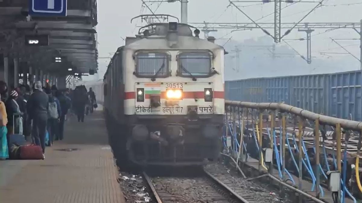 चलती ट्रेन से फेंकने की धमकी दी गई. (Photo: Representational)