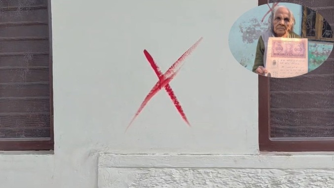 Bareilly Municipal Corporation put red marks on houses (Photo - ITG)